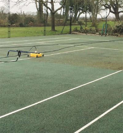 Cleaning a tarmac tennis court